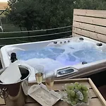 Homoki Wellness Ueduelohaz 度假居 *
